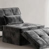 Chaise longue en velours gris capitonné.