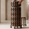 Rangement cylindrique en bois sur roulettes.