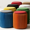 Tabourets pliables en papier accordéon de plusieurs couleurs.